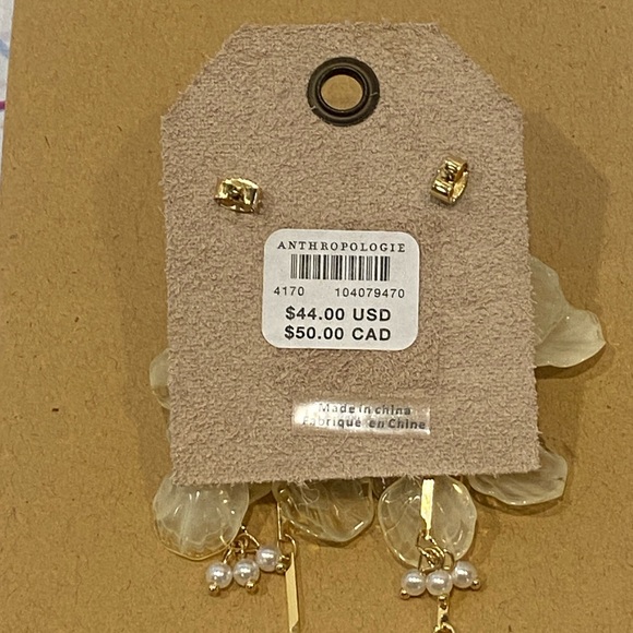 Anthropologie Floral Drop Earrings white/cream 
New unworn - Picture 5 of 6